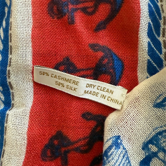 Soft Cashmere & Silk Patterned Scarf - Picture 3 of 6